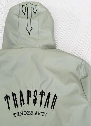 Чоловіча вітровка преміум якості в стилі trapstar зелена олива4 фото