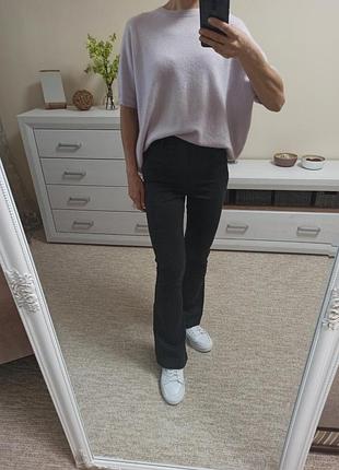 Стильні трикотажні брюки по фігурі на високу дівчину розкльошені до низу