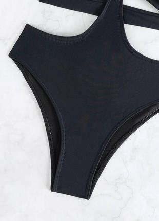 Стильний чорний суцільний купальник з кільцем4 фото