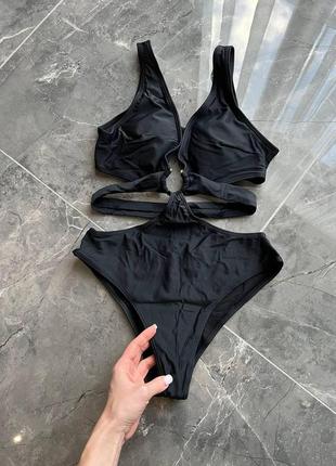 Стильний чорний суцільний купальник з кільцем9 фото