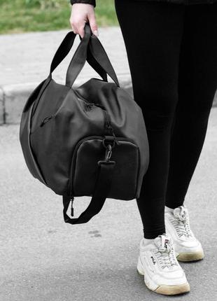 Спортивна сумка для тренувань та подорожей чорна з екошкіри жіноча дорожня містка4 фото