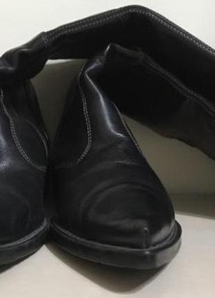 Чёрные кожаные сапоги с острым носком2 фото