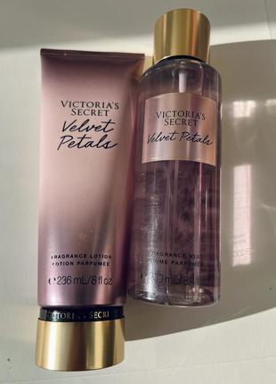 Парфюмированный набор спрей и лосьон для тела velvet petals victorias secret.