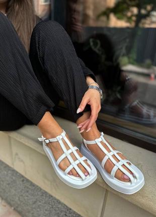 Жіночі стильні білі шкіряні босоніжки на середню і широку ногу з натуральної шкіри