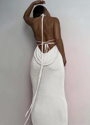 Шикарна сукня в білому кольорі з переплетеннями