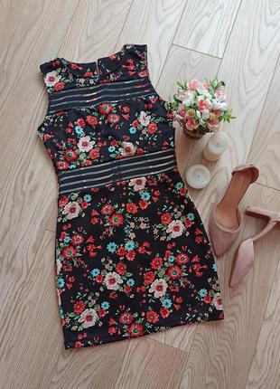 Коротка чорна сукня в квіти