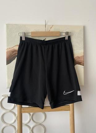 Легкие шорты nike