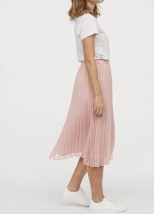 Нежно-розовая юбка миди плиссе3 фото