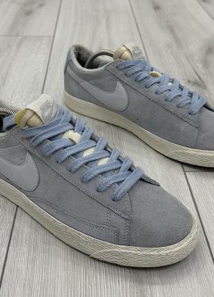 Жіночі кросівки nike blazer low suede trainers light sky (27 см)