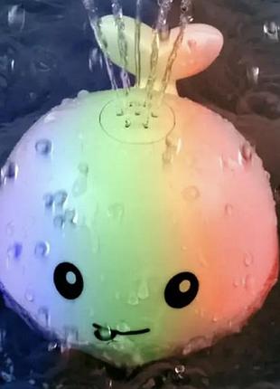Игрушка для ванной qinye toys большой кит спрей, светящийся с фонтаном 15 см
