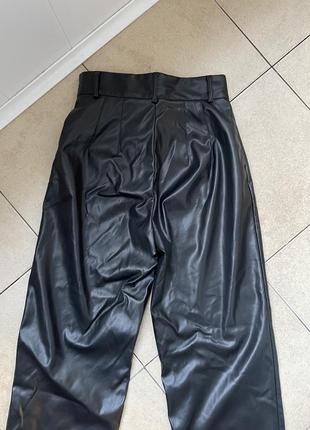 Прямые широкие брюки из эко кожи4 фото