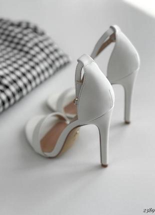 Жіночі білі босоніжки на шпильці
