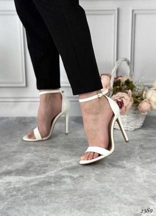 Жіночі білі босоніжки на шпильці