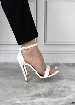 Жіночі білі босоніжки на шпильці