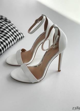 Жіночі білі босоніжки на шпильці
