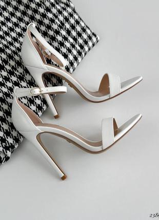 Жіночі білі босоніжки на шпильці