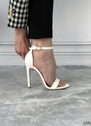 Жіночі білі босоніжки на шпильці