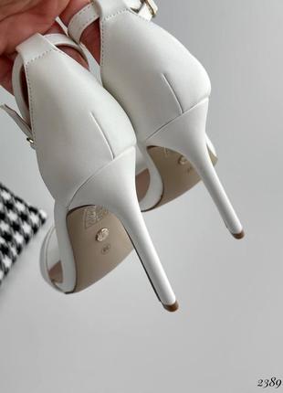 Жіночі білі босоніжки на шпильці