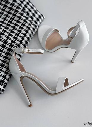 Жіночі білі босоніжки на шпильці