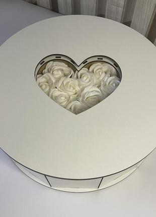 Подарочный бокс в деревянной коробке в форме круга с мыльными розами и сладостями на день рождения4 фото