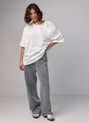 Удлиненная футболка oversize с объемным цветком