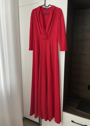 Платье красного размера м от lea li с большим вырезом и разрезом4 фото