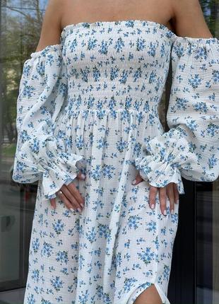 Летнее длинное муслиновое платье с открытыми плечами и длинными рукавами белое 42-48 приталенное макси платье из муслина натуральное3 фото