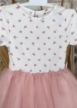 Неймовірна  сукня з рожевою юбкою tutu та ніжними трояндами  н&м. нова без цінника. 134 - 140 см. 8 - 10 років 🩷🌹1 фото