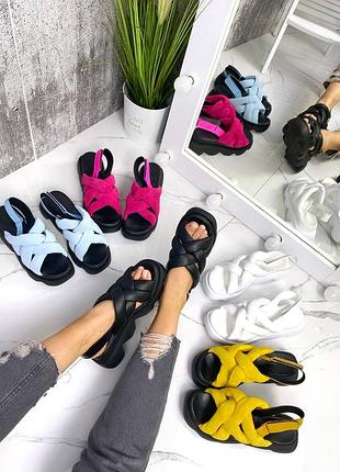 Стильові шкіряні замшеві босоніжки на високій масивній підошві з товстими лямочками що переплітаються чорні білі фуксія блакитні жовті