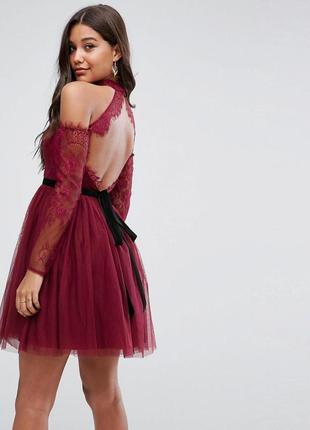 Кружевное платье с открытыми плечиками и фатиновой юбкой р. 121 фото