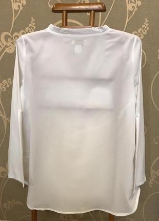 Очень красивая и стильная брендовая блузка белого цвета.3 фото