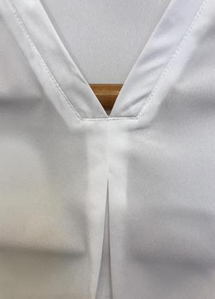 Очень красивая и стильная брендовая блузка белого цвета.5 фото