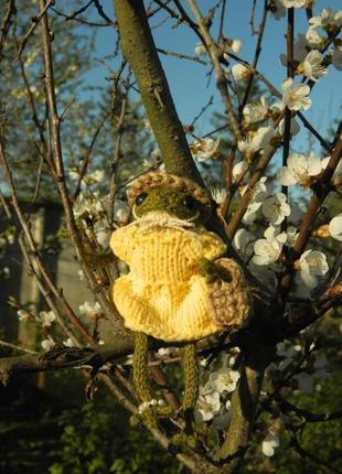 В'язана іграшка жабка