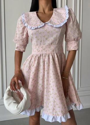 Трендовое коттоновое платье в цветочный принт с воротничком и рюшами с коротким рукавом