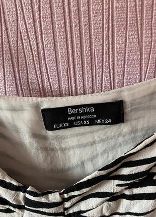 Міні сукня з розрізом на ніжці