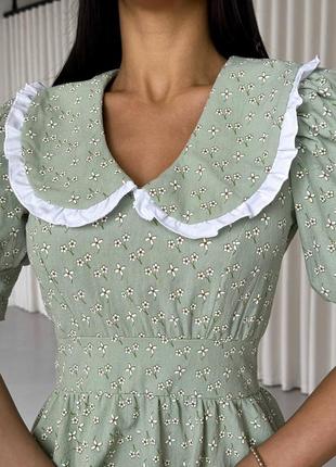Качественное трендовое коттоновое платье в цветочный принт с воротничком и рюшами с короткими рукавами фонариками3 фото