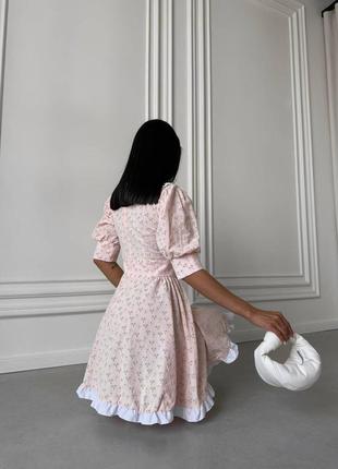 Качественное трендовое коттоновое платье в цветочный принт с воротничком и рюшами с короткими рукавами фонариками6 фото