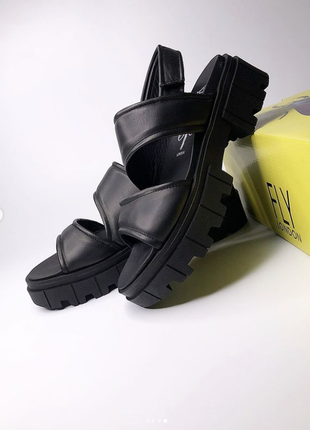 Комфортные кожаные босоножки fly london 38