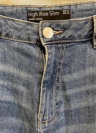 Укороченные джинсы мом3 фото