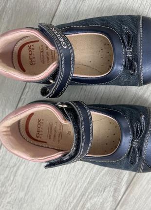 Сині туфлі geox закриті туфлі для дівчики туфлі на липучках geox для дівчинки туфлі на вузьку ногу для дівчики5 фото