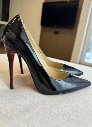 Туфлі лодочки в стилі louboutin