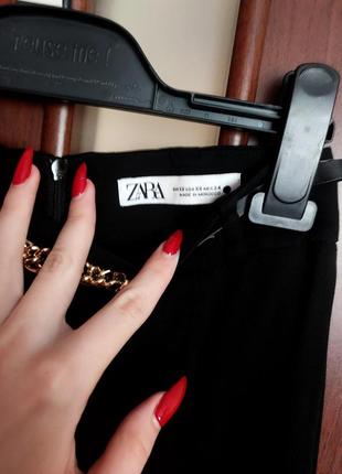 Жіноча плісирована міні-спідниця zara 
із золотим ланцюжком і поясом
стан ідеал
розмір xs3 фото