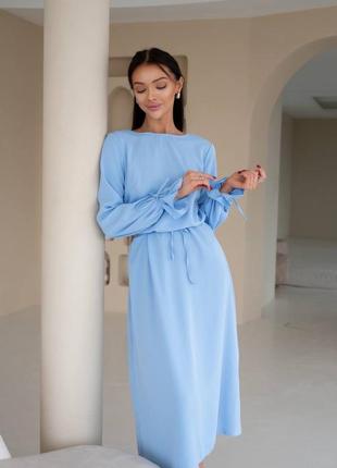 Платье миди из качественной ткани с открытой спиной и разрезом сзади, свободного кроя, с поясом голубая бежевая стильная трендовая
