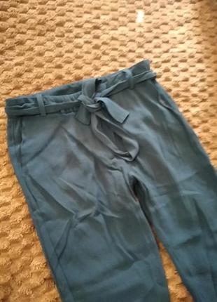 Легкие брюки зеленого, изумрудного цвета с карманами и высокой талией3 фото
