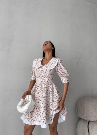 Женское белое мини стильное шикарное невероятное стильное платье с рюшами в цветочном принте.6 фото