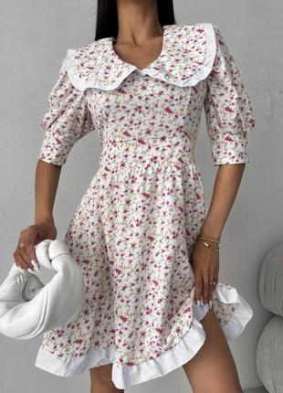 Женское белое мини стильное шикарное невероятное стильное платье с рюшами в цветочном принте.5 фото