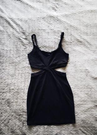 Чорна сукня плаття з розрізом