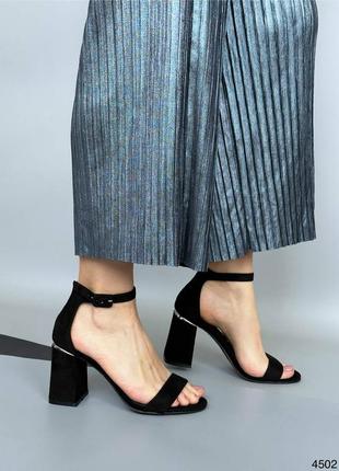 Босоножки женские на каблуках с т-образным ремешком черные5 фото