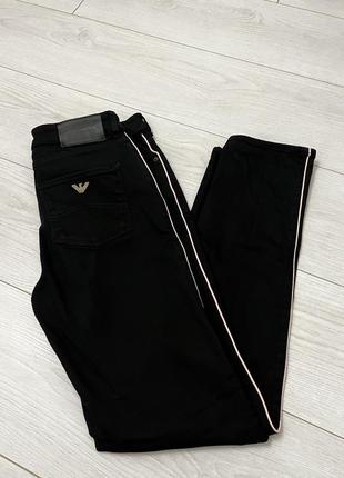 Стильні класичні джинси від бренду emporio armani