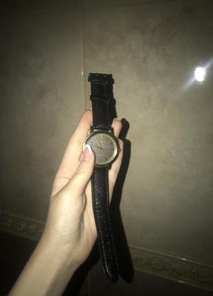 Годинник з чорним ремінцем
